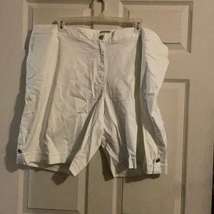 NWOT Avenue Signature Chino White Shorts, Size 26